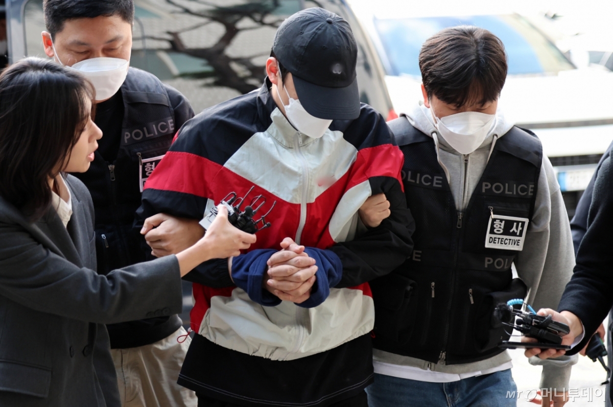 [의정부=뉴시스] 이영환 기자 = 전기통신사업법 위반 등의 혐의를 받고 있는 캄보디아 송환 피의자가 21일 오전 경기 의정부시 의정부지방법원에서 열린 구속 전 피의자심문(영장실질심사)에 출석하고 있다.  경기북부경찰청은 캄보디아에서 송환된 피의자 15명 중 11명에 대해 구속 영장을 신청했으며 이들은 올해 3~4월 캄보디아 범죄단지에서 로맨스 스캠 범죄에 가담한 혐의를 받는다. 11명 중 10명은 이날 의정부지법에서 오전과 오후로 나눠 구속 전 피의자심문(영장실질심사)을 받을 예정이다. 2025.10.21. 20hwan@newsis.com /사진=이영환