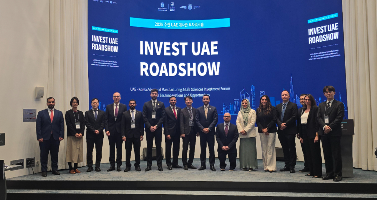 21일 서울 용산구 서울드래곤시티에서 열린 'UAE-대한민국 첨단 제조 및 생명과학 투자 포럼'에서 무함마드 알 하위 UAE 투자부 차관(왼쪽 열번째) 등 참가자들이 기념촬영하고 있다./사진=김상희 기자