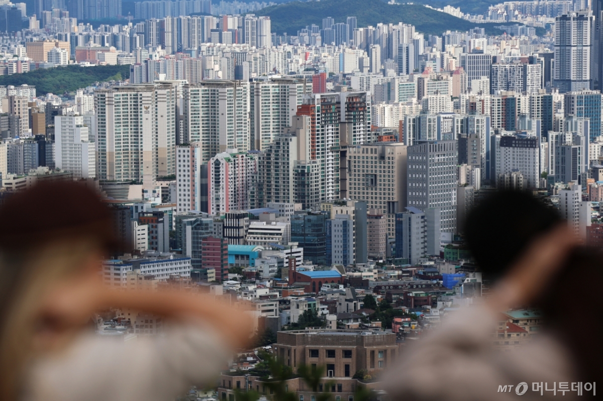 (서울=뉴스1) 오대일 기자 = 서울 전역과 경기도 12개 지역 부동산 시장을 ‘토지거래허가제·규제지역·대출’ 등 삼중 규제로 묶는 이재명 정부의 세 번째 초고강도 부동산 대책이 발표됐다.   16일부터 수도권·규제지역 소재 시가 15억 초과∼25억원 미만 주택의 주택담보대출 한도가 4억원으로 감소한다. 25억원을 초과할 경우 주택담보대출 한조는 2억원으로 줄어든다.  사진은 이날 오후 서울 남산에서 바라본 아파트 단지 모습. 2025.10.16/뉴스1  Copyright © 뉴스1. All rights reserved. 무단 전재 및 재배포,  AI학습 이용 금지. /사진=(서울=뉴스1) 오대일 기자