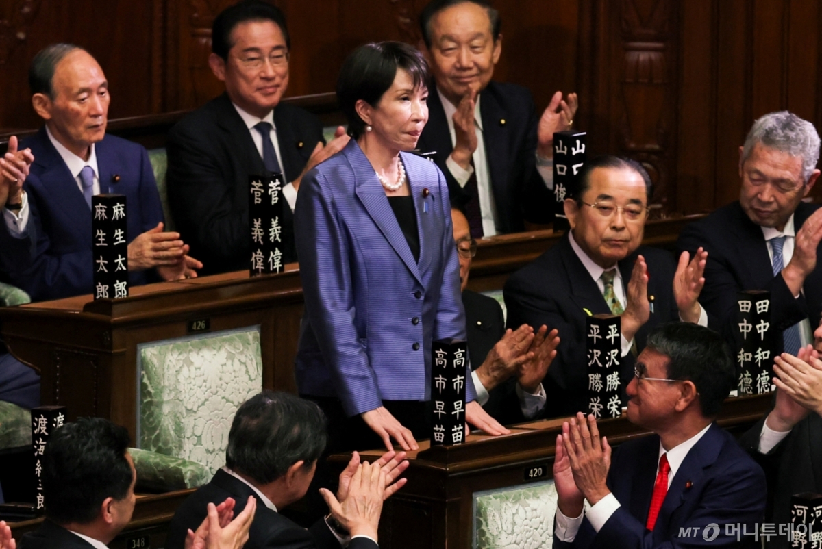 일본 집권 여당 자민당의 다카이치 사나에 총재가 21일 중의원 임시국회 1차 총리 지명 투표에서 과반 득표로 총리로 지명되자 자리에서 일어나 인사하고 있다. / 로이터=뉴스1