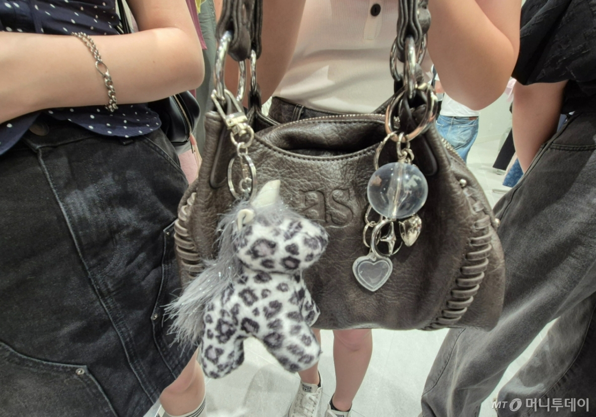 일본 도쿄 시부야에 있는 '마똉킴(Matin Kim)' 매장에서 만난 일본 10대가 가방에 '마뗑킴'의 키링을 달고 있는 모습./사진=유예림 기자