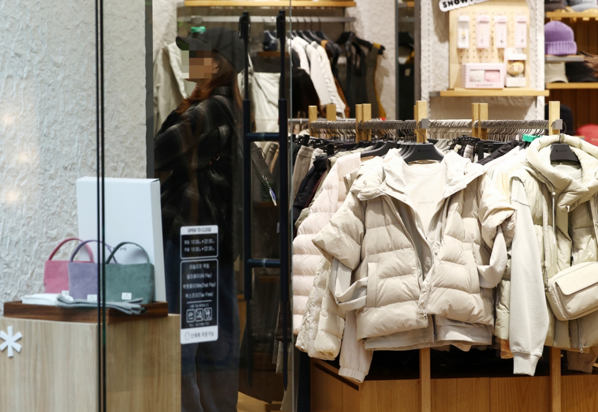 쌀쌀한 날씨를 보인 지난 19일 서울 중구 명동 거리에서 시민들이 겨울 외투를 고르고 있다. /사진=뉴스1