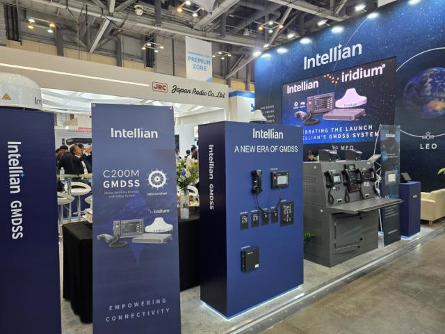 코마린 2025 인텔리안테크 부스서 소개된 GMDSS 장비