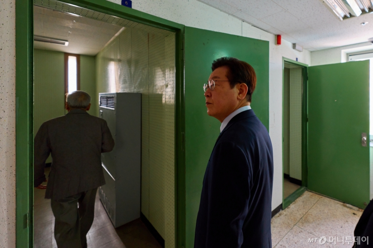 (서울=뉴스1) 이재명 기자 = 이재명 대통령이 21일 서울 용산구 민주화운동기념관(옛 남영동 대공분실)을 찾아 조사실을 둘러보고 있다. (대통령실 제공. 재판매 및 DB 금지)  2025.10.21/뉴스1  Copyright © 뉴스1. All rights reserved. 무단 전재 및 재배포,  AI학습 이용 금지. /사진=(서울=뉴스1) 이재명 기자