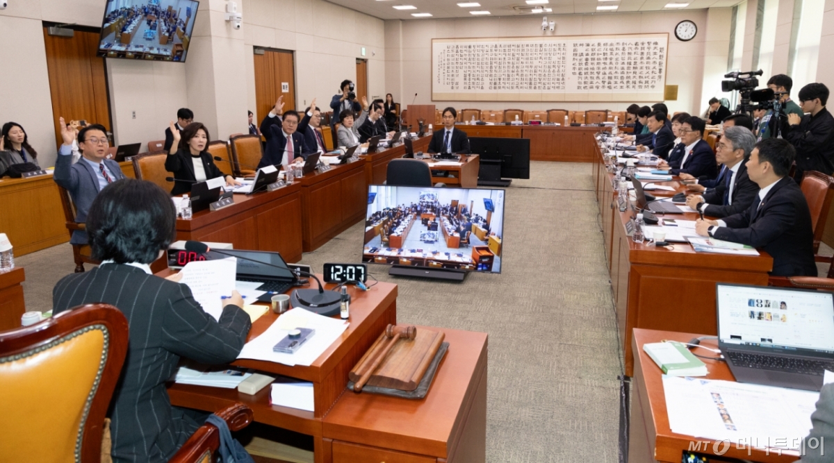 (서울=뉴스1) 이승배 기자 = 21일 서울 여의도 국회에서 열린 법제사법위원회 대전고법 등에 대한 국정감사에서 국민의힘 법사위원들이 불출석한 오창훈 제주지방법원 부장판사 및 증인들에 대해 동행명령장 집행에 관해 반대를 표시하고 있다. 2025.10.21/뉴스1 Copyright © 뉴스1. All rights reserved. 무단 전재 및 재배포, AI학습 이용 금지. /사진=(서울=뉴스1) 이승배 기자