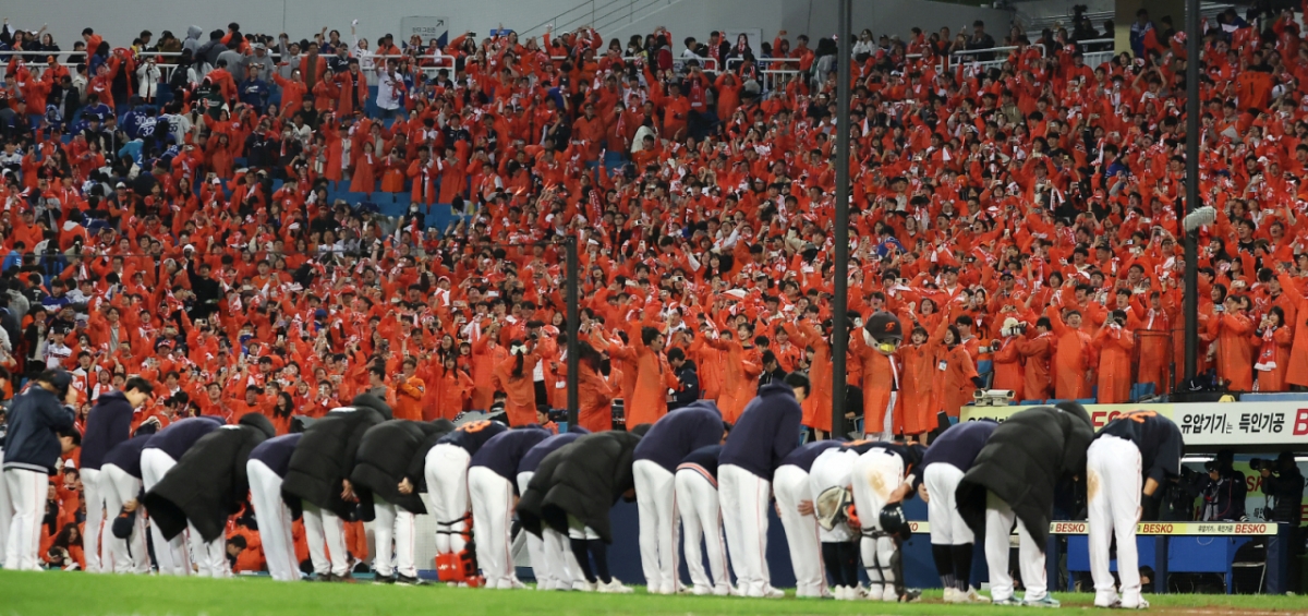 21일 대구삼성라이온즈파크에서 열린 2025 신한 SOL뱅크 KBO 포스트시즌 플레이오프 3차전 한화 이글스와 삼성 라이온즈의 경기, 5대4 승리를 거둔 한화 선수단이 팬들에게 인사하고 있다. /사진=뉴스1