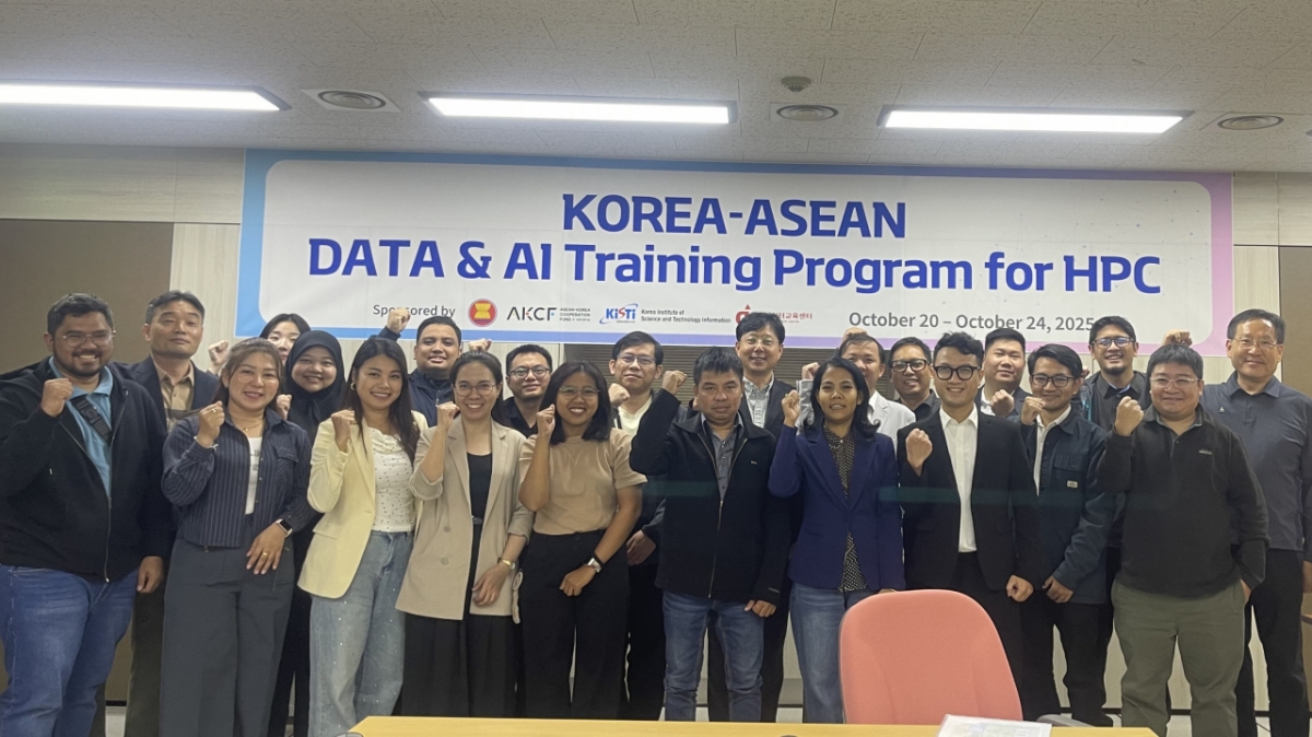 아세안 데이터 활용을 위한 HPC 인프라 구축 2차 연수교육 프로그램 교육생들이 KISTI 관계자들과 기념촬영을 하고 있다. /사진=KISTI