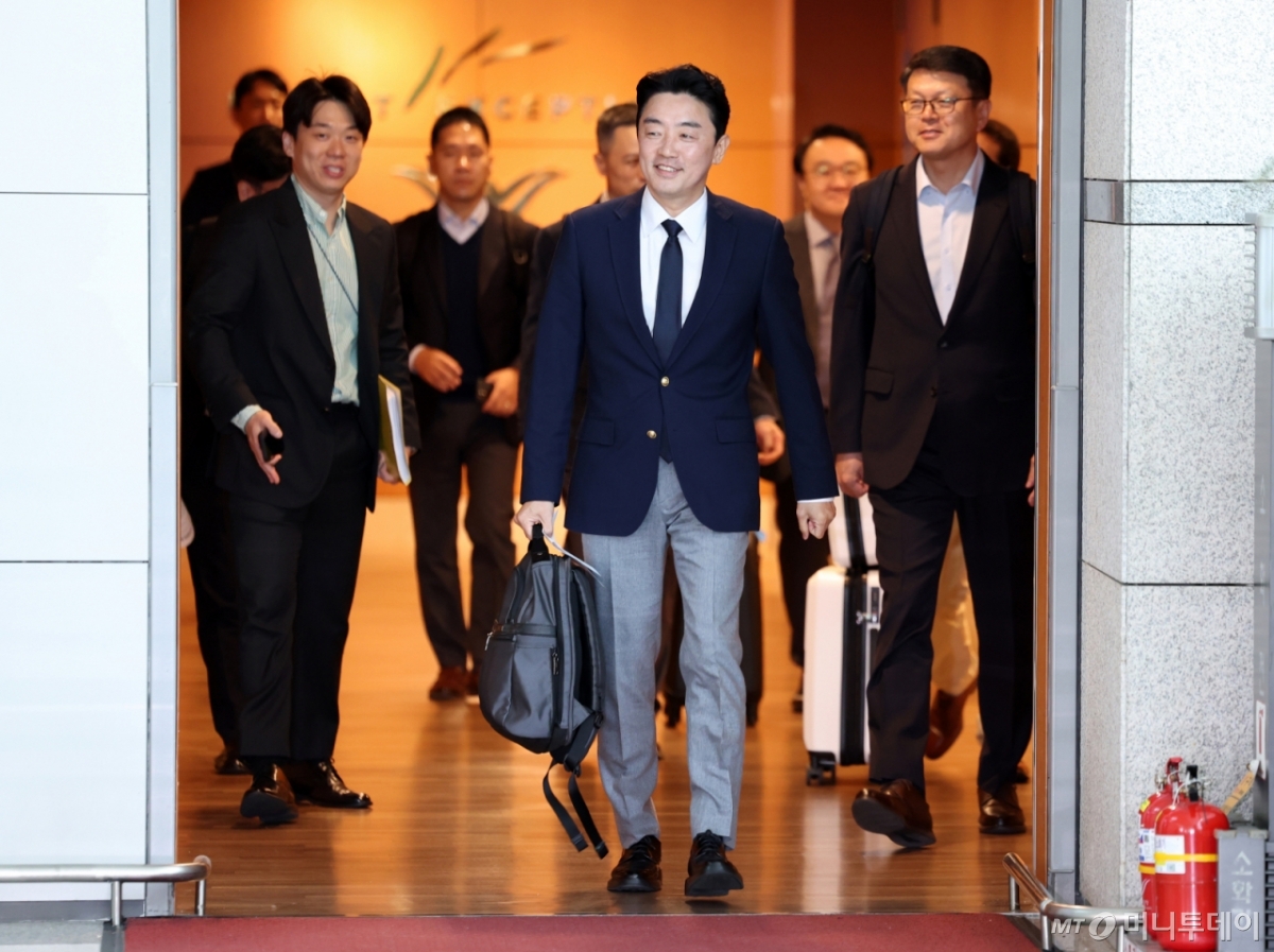 [인천공항=뉴시스] 조성우 기자 = 전략경제협력 특사로 임명된 강훈식 대통령 비서실장이 19일 오전 인천국제공항 제1터미널에서 독일로 출국하고 있다. 2025.10.19. xconfind@newsis.com /사진=조성우