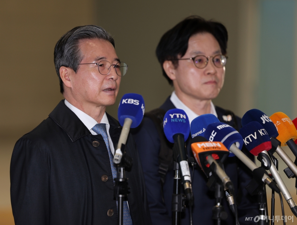 [인천공항=뉴시스] 배훈식 기자 = 김용범 대통령비서실 정책실장이 22일 오전 인천국제공항에서 한미 관세협상 후속 협의를 위해 미국으로 출국하기 전 취재진의 질문에 답하고 있다. 오른쪽은 김정관 산업통상부 장관. 2025.10.22. dahora83@newsis.com /사진=배훈식