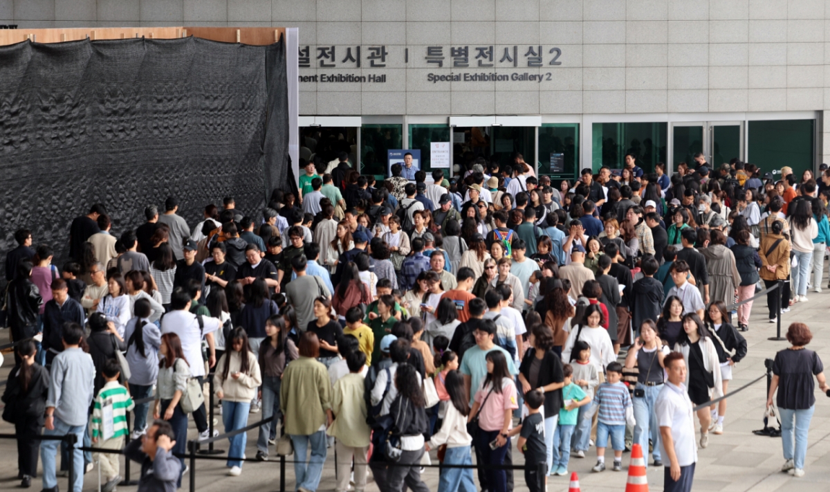 추석 연휴 마지막날인 지난 9일 오전 서울 용산구 국립중앙박물관이 관람객들로 북적이고 있다.  /사진 = 뉴스1 