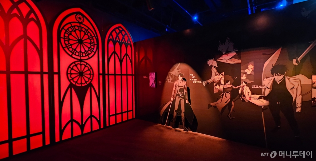 22일 서울 송파구 롯데월드 '이머시브 플랫폼 딥'에 마련된 '전지적 독자 시점 : 구원의 마왕 전(展)' 현장 모습. / 사진 = 오진영 기자