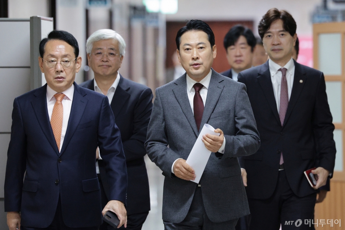 (서울=뉴스1) 신웅수 기자 = 장동혁 국민의힘 대표가 22일 서울 여의도 국회에서 열린 부동산 정책 정상화 특별위원회 임명장 수여식에 참석하고 있다. 2025.10.22/뉴스1 Copyright © 뉴스1. All rights reserved. 무단 전재 및 재배포, AI학습 이용 금지. /사진=(서울=뉴스1) 신웅수 기자