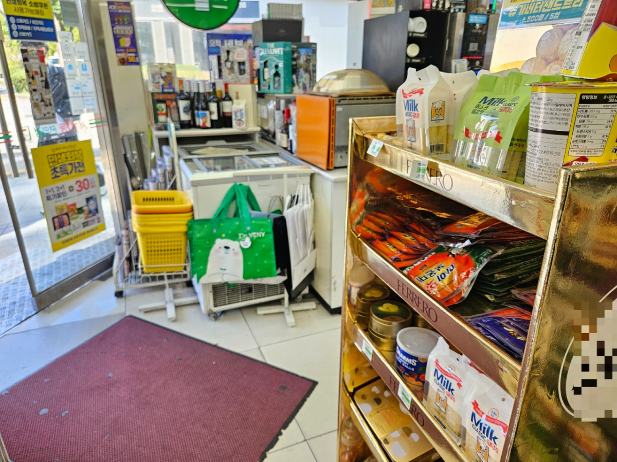 22일 오전 서울 광화문 인근 편의점에서 핫팩 등 상품이 계산대 앞에 진열된 모습. /사진=박상혁 기자.