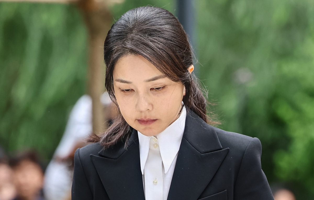 윤석열 전 대통령 부인 김건희 여사가 지난 8월 6일 서울 종로구에 마련된 김건희 특검팀(특별검사 민중기) 사무실로 조사를 받기 위해 출석하고 있다. /사진 = 뉴스1