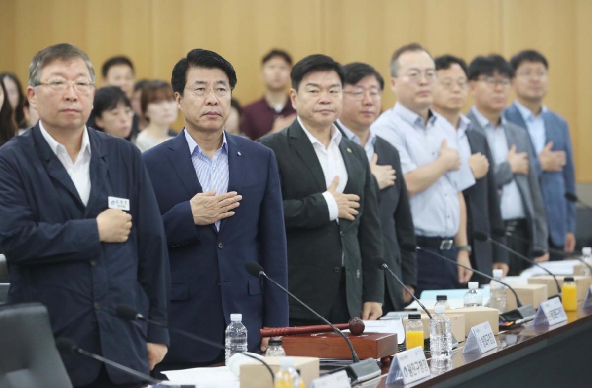 서울특별시구청장협의회 회장 서강석 송파구청장이 지난 7월 9일 서울 중구 서울시청에서 열린 제198차 서울특별시구청장협의회 정기 회의에 앞서 참석자들과 함께 국민의례를 하고 있다. (서울특별시구청장협의회 제공. 재판매 및 DB 금지) 2025.7.9/사진=뉴스1