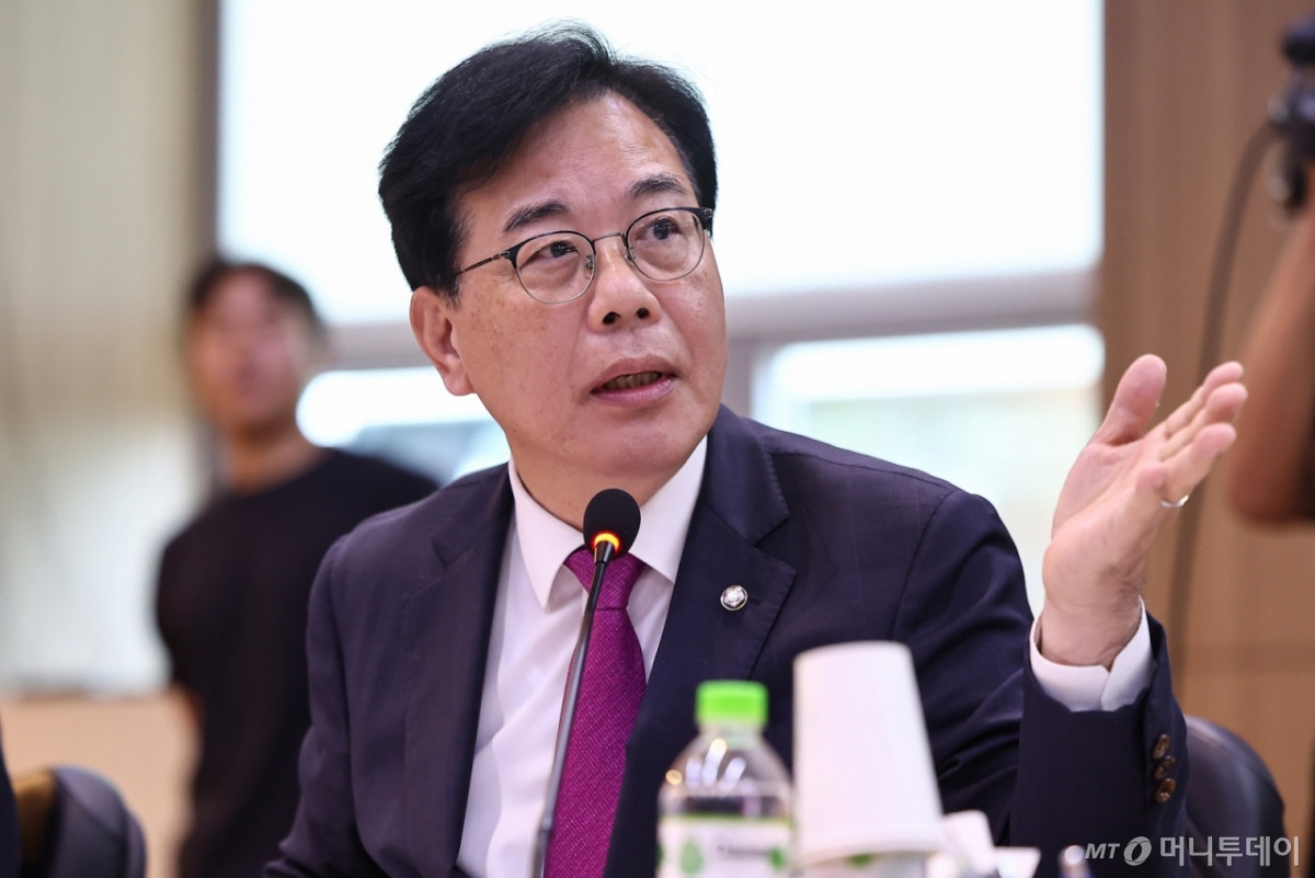 (프놈펜(캄보디아)=뉴스1) 김도우 기자 = 송언석 국민의힘 원내대표가 22일(현지시간) 캄보디아 프놈펜 주캄보디아 한국 대사관에서 열린 외교통일위원회 주캄보디아대사관·주베트남대사관·주태국대사관·주라오스대사관에 대한 국정감사에서 질의를 하고 있다. 2025.10.22/뉴스1 Copyright © 뉴스1. All rights reserved. 무단 전재 및 재배포, AI학습 이용 금지. /사진=(프놈펜(캄보디아)=뉴스1) 김도우 기자