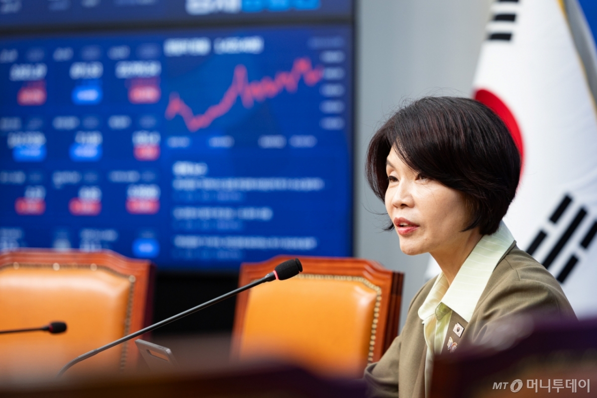 (서울=뉴스1) 유승관 기자 = 한정애 더불어민주당 정책위의장이 21일 서울 여의도 국회에서 주택시장안정화TF 명단발표 및 10.15 부동산 대책에 대해 설명하고 있다. 2025.10.21/뉴스1  Copyright © 뉴스1. All rights reserved. 무단 전재 및 재배포,  AI학습 이용 금지. /사진=(서울=뉴스1) 유승관 기자