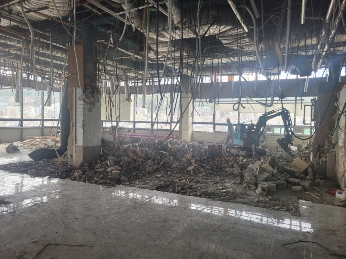 해수부 부산 임시청사 공사 현장 중 임차인 철거가 이뤄져야 하는 20층 구내식당 공간. 이 곳 공사가 가장 더디게 진행되고 있다./사진=오세중 기자.