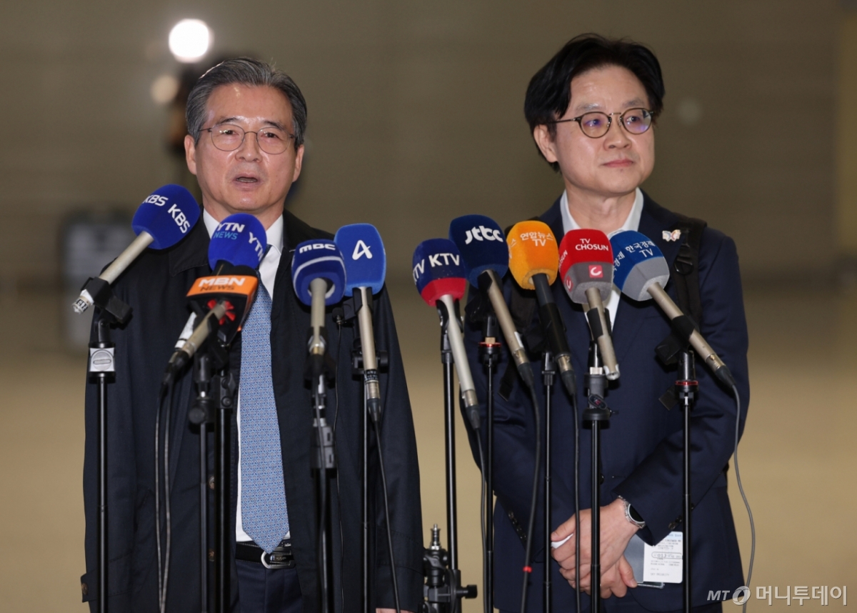 [인천공항=뉴시스] 배훈식 기자 = 김용범 대통령비서실 정책실장이 22일 오전 인천국제공항에서 한미 관세협상 후속 협의를 위해 미국으로 출국하기 전 취재진의 질문에 답하고 있다. 오른쪽은 김정관 산업통상부 장관. 2025.10.22. dahora83@newsis.com /사진=배훈식