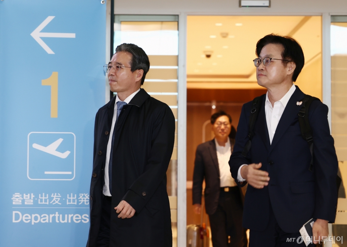 (인천공항=뉴스1) 김민지 기자 = 김용범 대통령실 정책실장과 김정관 산업통상자원부 장관이 22일 오전 인천공항 2터미널에서 한미 관세협상 후속 협의를 위해 미국으로 출국하고 있다. 2025.10.22/뉴스1  Copyright © 뉴스1. All rights reserved. 무단 전재 및 재배포,  AI학습 이용 금지. /사진=(인천공항=뉴스1) 김민지 기자
