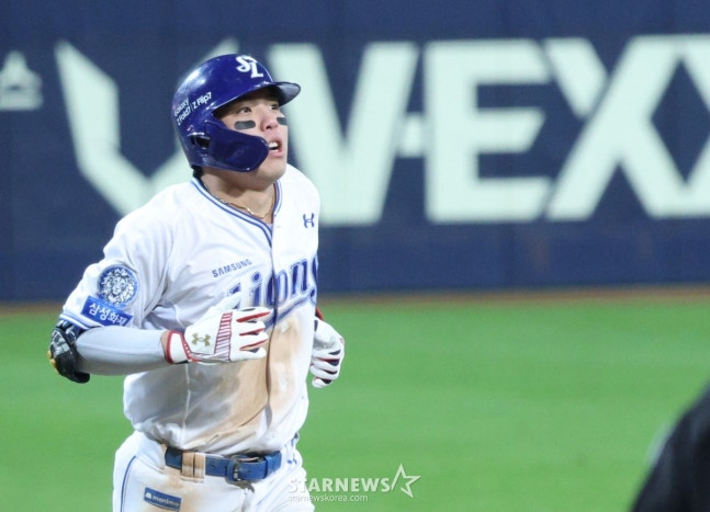 삼성 김영웅이 22일 대구 삼성 라이온즈 파크에서 열린 2025 KBO 플레이오프 4차전에서 6회 3점 홈런을 터트리고 있다. /사진=김진경 대기자