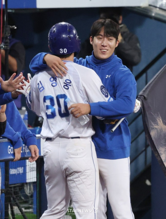 삼성 김영웅(왼쪽)이 22일 대구 삼성 라이온즈 파크에서 열린 2025 KBO 플레이오프 4차전에서 6회 3점 홈런을 기록한 후 원태인과 포옹하고 있다. /사진=김진경 대기자