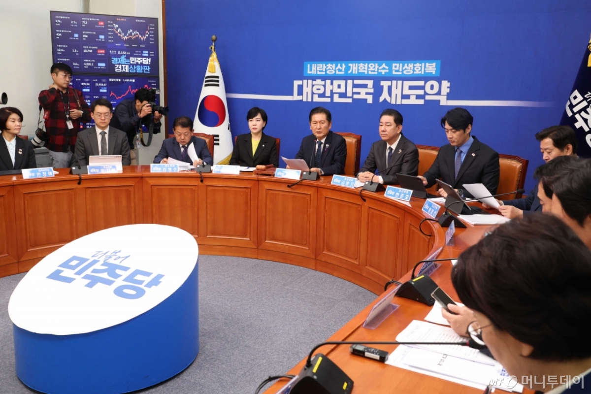 [서울=뉴시스] 조성봉 기자 = 정청래 더불어민주당 대표가 22일 오전 서울 여의도 국회에서 열린 최고위원회의에서 발언을 하고 있다. 2025.10.22. suncho21@newsis.com /사진=조성봉