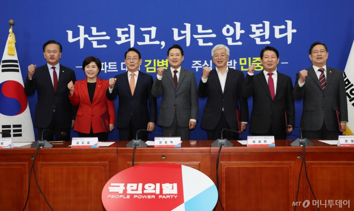 [서울=뉴시스] 김명년 기자 = 장동혁 국민의힘 대표가 22일 오전 서울 여의도 국회에서 '부동산 정책 정상화 특별위원회 임명장 수여식에서 참석자들과 기념촬영하고 있다. 2025.10.22. kmn@newsis.com /사진=김명년