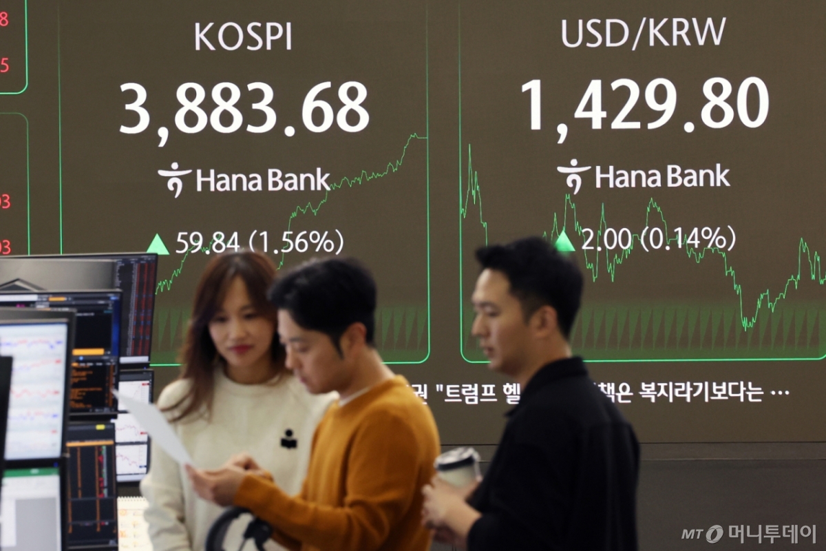(서울=뉴스1) 황기선 기자 = 코스피가 6거래일 연속 종가 기준 사상 최고치를 기록하고 있는 22일 오후 서울 중구 하나은행 본점 딜링룸 전광판에 종가가 표시되고 있다. 이날 코스피는 전 거래일 대비 59.84포인트(1.56%) 상승한 3883.68, 코스닥은 6.65포인트(0.76%) 오른 879.15로 장을 마쳤다. 2025.10.22/뉴스1 Copyright © 뉴스1. All rights reserved. 무단 전재 및 재배포, AI학습 이용 금지. /사진=(서울=뉴스1) 황기선 기자
