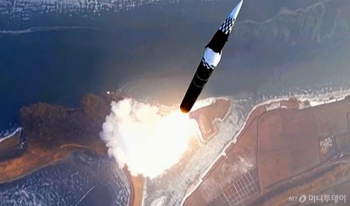 김정은 북한 노동당 총비서 겸 국무위원장이 지난 1월6일 북한 미사일총국의 신형 극초음속 중장거리 탄도미사일 시험발사를 화상감시체계로 참관했다고 7일 북한 조선중앙TV가 보도했다. / 사진=뉴시스(조선중앙TV)