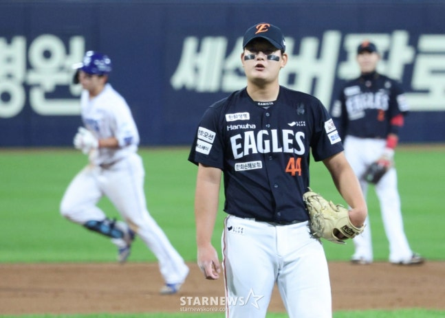 2025 KBO리그 플레이오프 4차전 삼성 라이온즈 대 한화 이글스전이 22일 대구 삼성라이온즈파크에서 열렸다. 한화 김서현이 6회말 1사 1,3루에서 삼성 김영웅에게 3점포를 얻어맞고 허탈해하고 있다. /사진=김진경 대기자