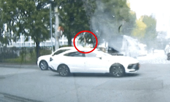 도로 한복판에서 차량에 술을 뿌리고 북어를 집어 던지는 등 고사를 지내는 듯한 행동을 한 여성 모습이 포착됐다./사진=온라인 커뮤니티 '보배드림'