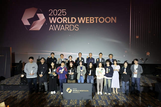 김영수 차관과 수상자들이 기념촬영을 하고 있다.  /사진=문체부