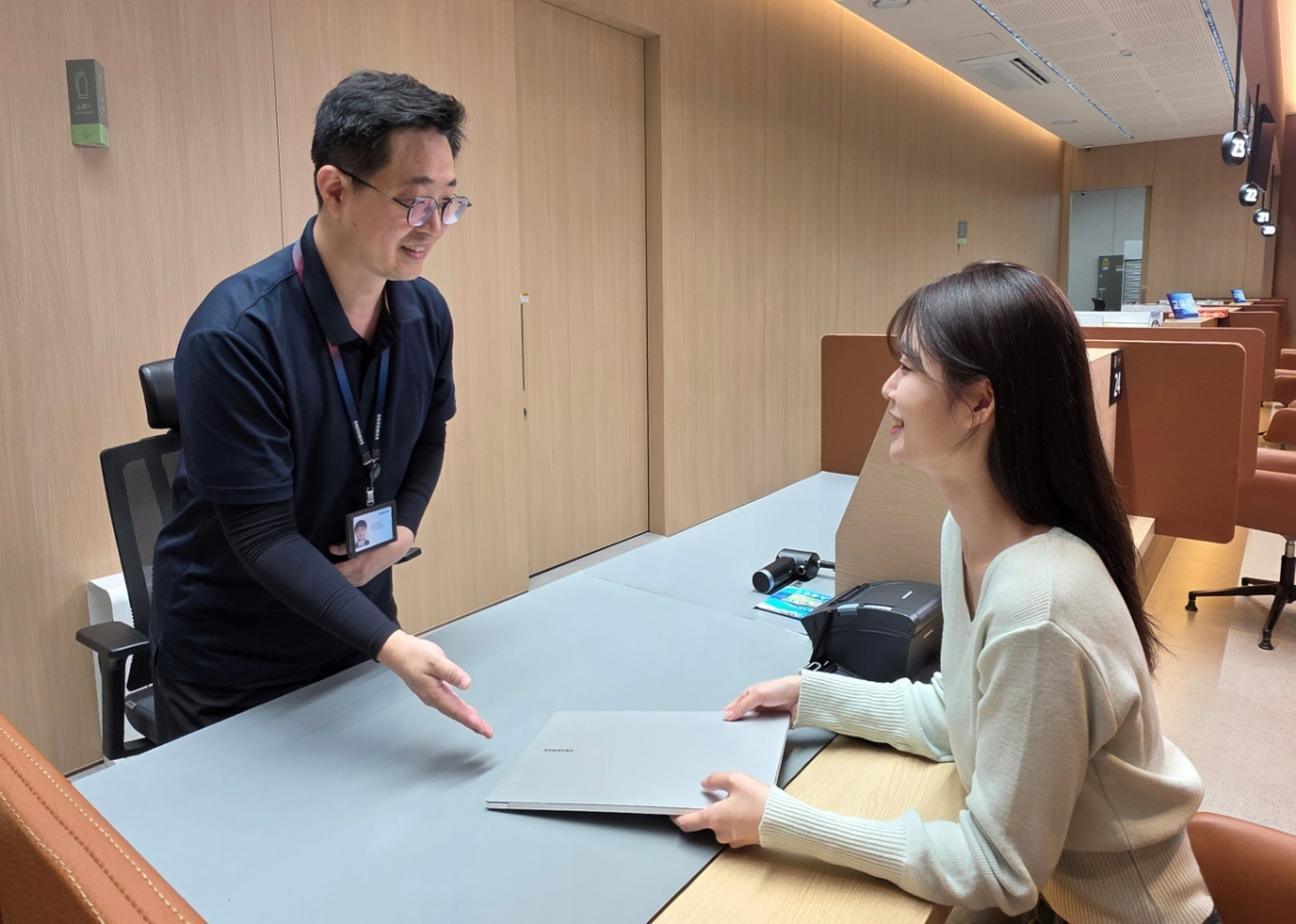 삼성전자서비스의 전문 엔지니어에게 삼성 노트북 무료점검을 받고 있다. /사진=삼성전자