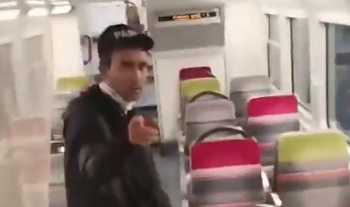 프랑스 파리의 광역 급행 열차에 탑승한 여성이 성폭행을 당한 뻔한 사건이 발생했다. 사진은 범행을 시도한 남성이 달아나는 장면./사진=온라인 SNS(소셜미디어) 화면캡처.