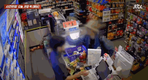 지난 21일 새벽 부산 한 편의점에서 중년 남성이 카드 결제가 되지 않아 편의점 직원을 폭행하는 등 난동을 피우고 있다. /사진=JTBC 사건반장 갈무리