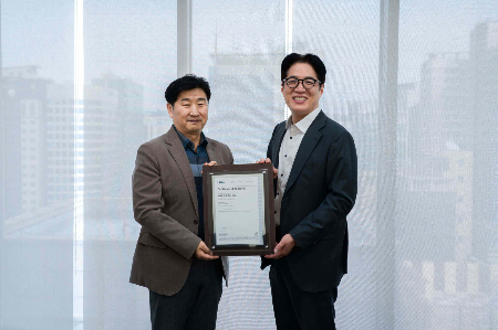 (사진 왼쪽부터) 로이드인증원 이일형 대표와 에이아이트릭스 김광준 대표