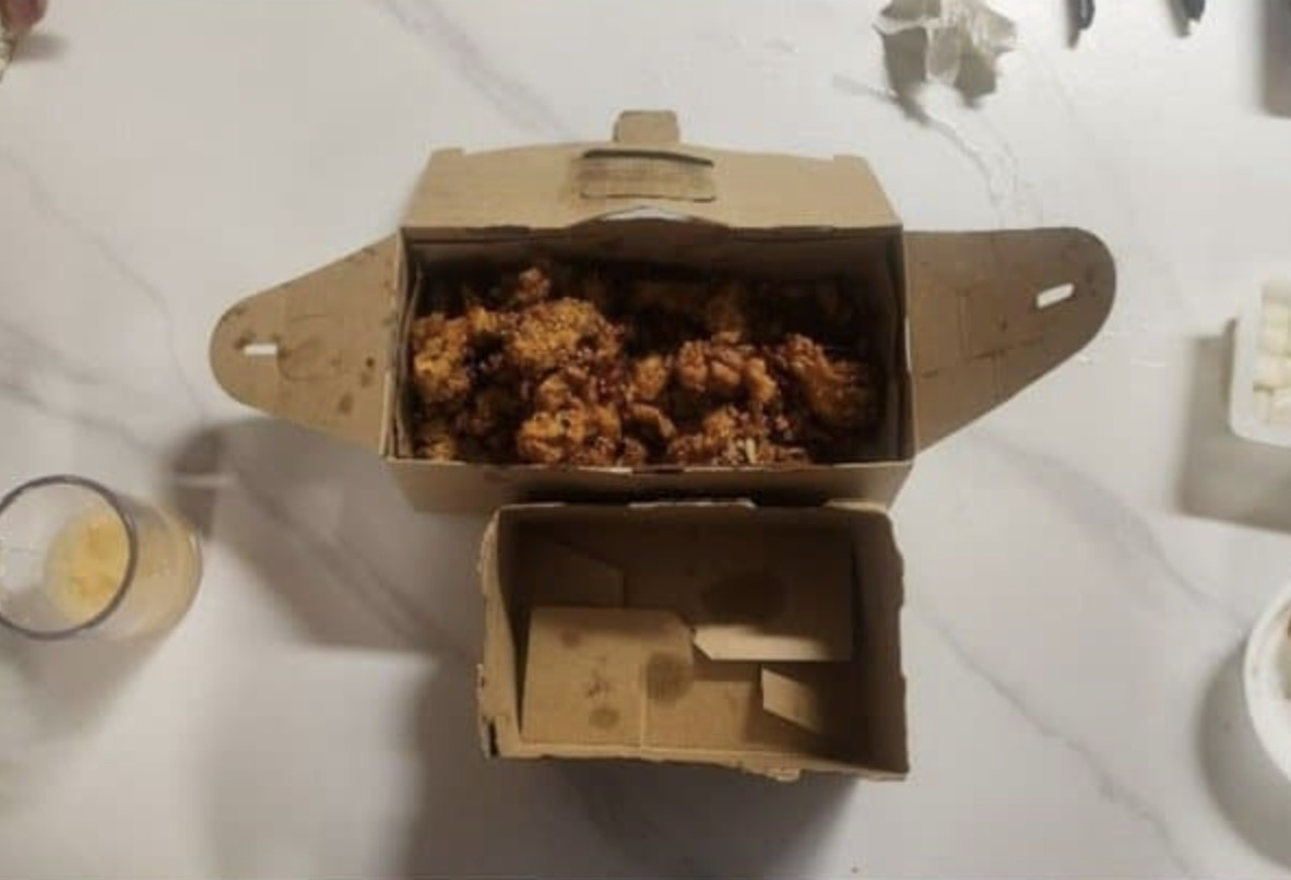 사연자가 배달앱으로 주문한 치킨과 집앞에서 포장 주문한 치킨 상자. /사진=온라인 커뮤니티