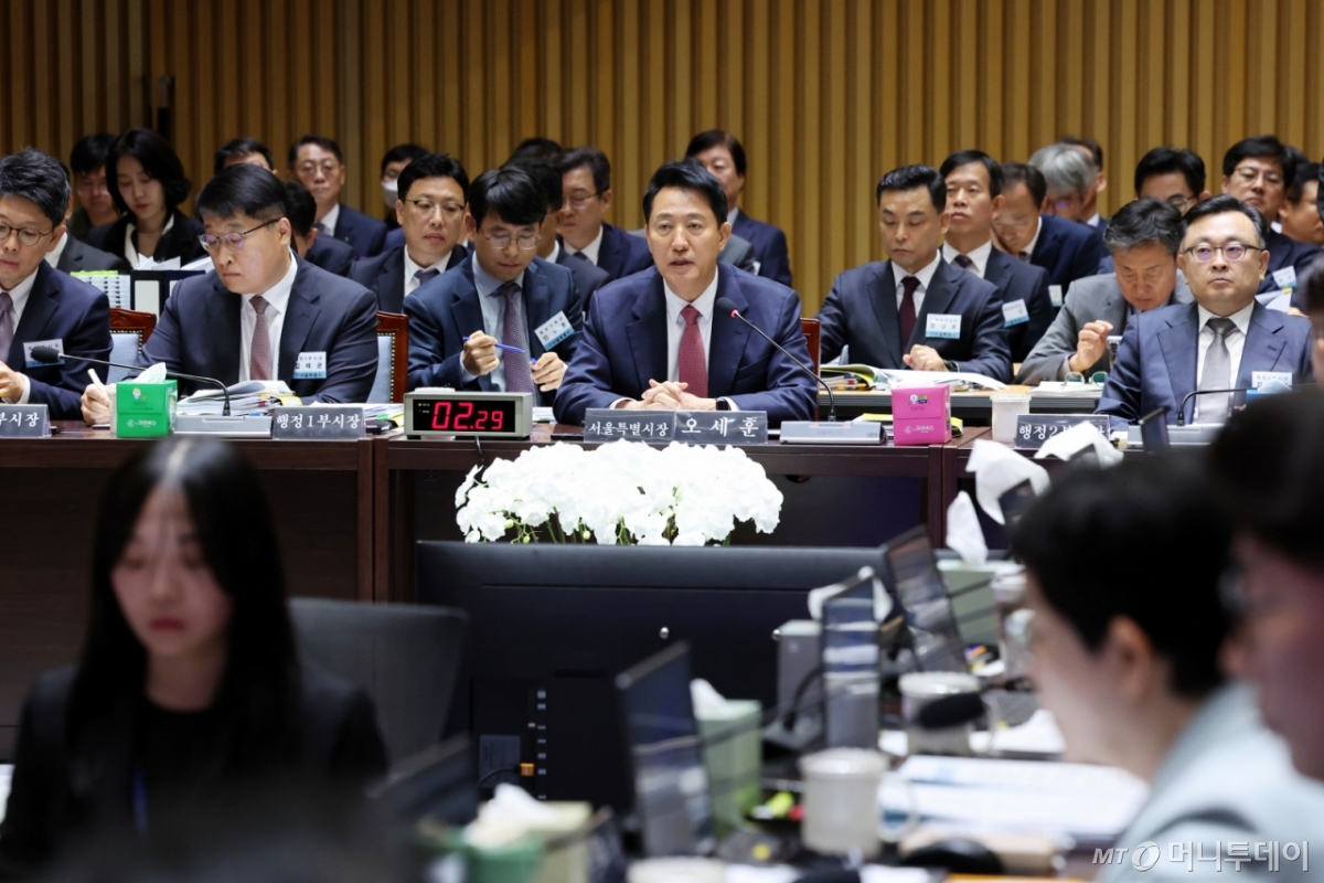 (서울=뉴스1) 황기선 기자 = 오세훈 서울시장이 23일 오전 서울 중구 서울시청에서 열린 국회 행정안전위원회 서울시청 국정감사에서 의원질의에 답하고 있다. 2025.10.23/뉴스1 Copyright © 뉴스1. All rights reserved. 무단 전재 및 재배포, AI학습 이용 금지. /사진=(서울=뉴스1) 황기선 기자