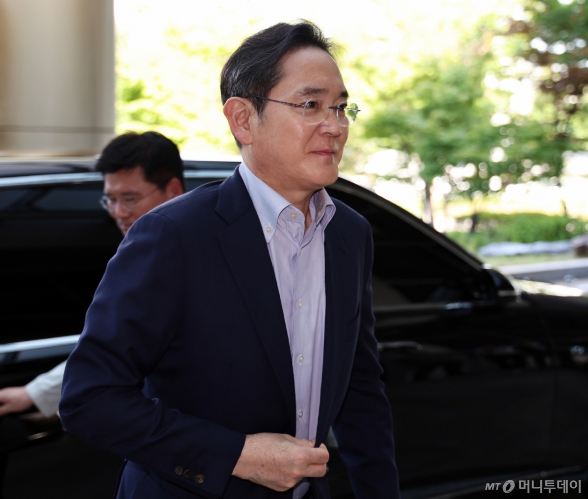 (서울=뉴스1) 구윤성 기자 = 이재용 삼성전자 회장이 24일 오후 서울 강서구 김포비즈니스항공센터에서 한미 정상회담 경제사절단 동행을 위해 미국으로 출국하고 있다. 2025.8.24/뉴스1  Copyright © 뉴스1. All rights reserved. 무단 전재 및 재배포,  AI학습 이용 금지. /사진=(서울=뉴스1) 구윤성 기자