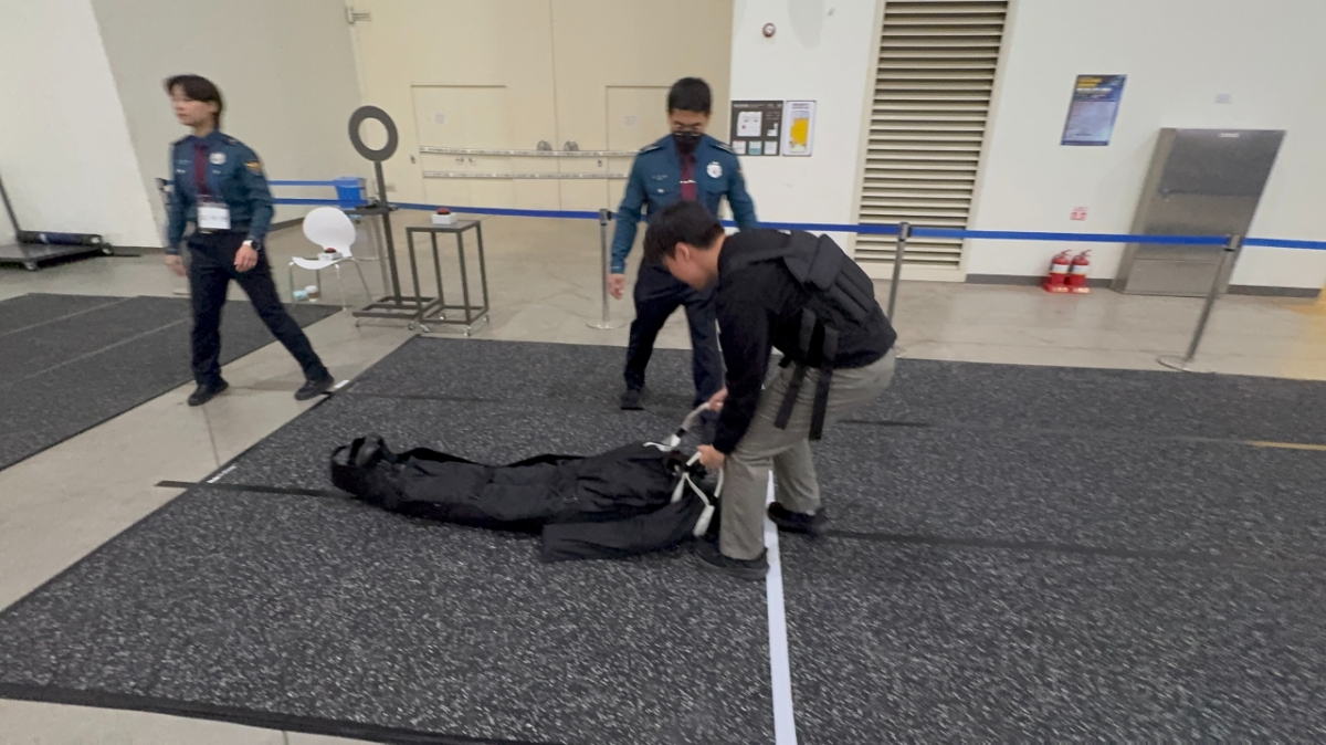 72㎏짜리 모형을 옮기는 구조하기 코스. 흰색 통과선까지 끌고 가야 통과다./사진=최문혁 기자.