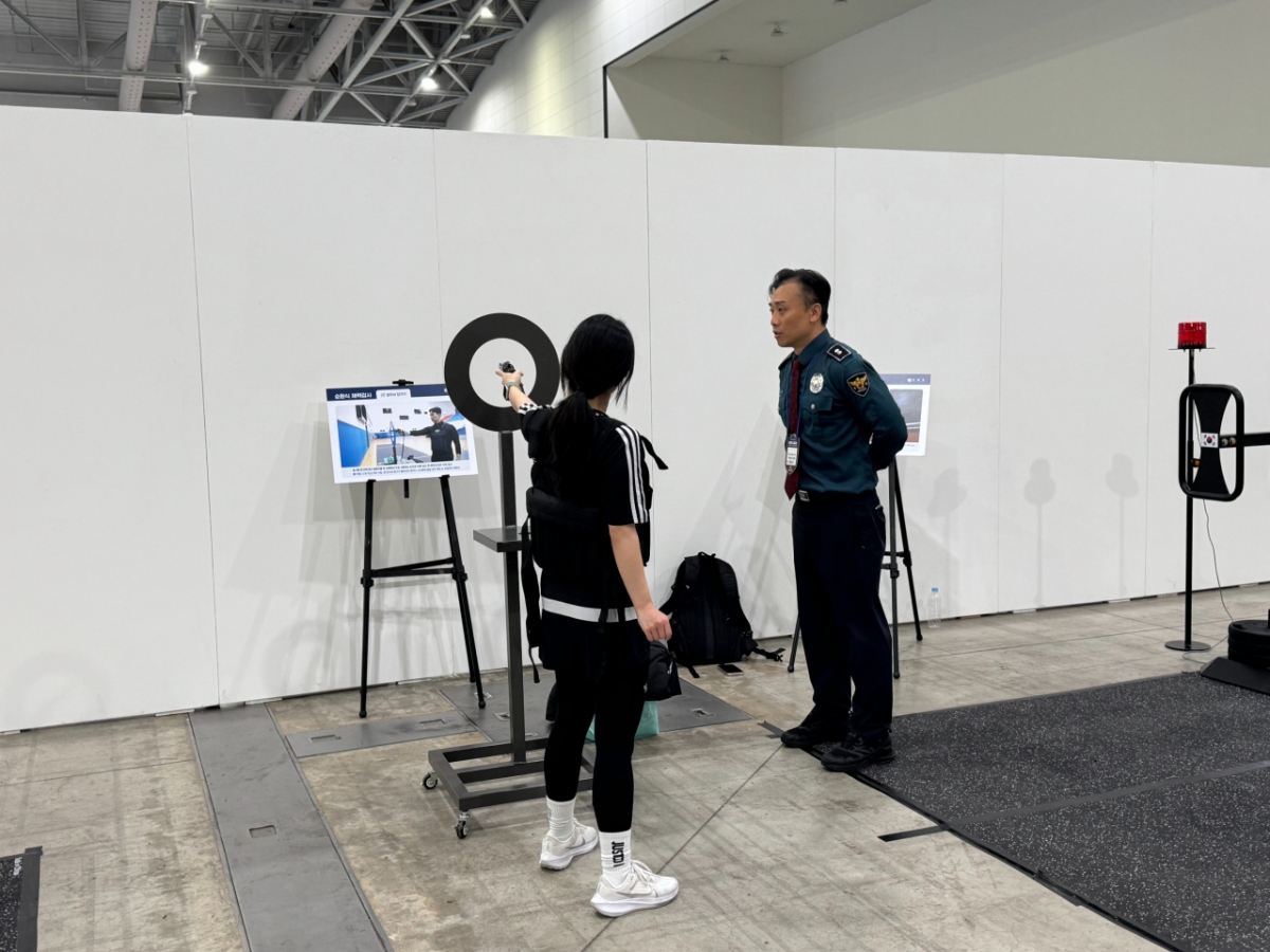 23일 오전 한 경찰 지망생이 방아쇠당기기 체험을 하는 모습./사진=최문혁 기자.