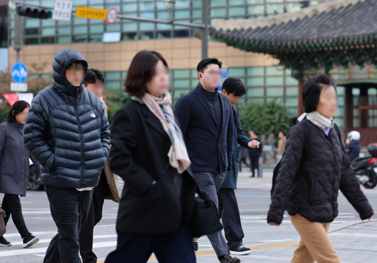 서울의 최저 기온이 4.8도를 기록하는 등 때이른 초겨울 추위가 기승을 부린 21일 오전 서울 광화문 네거리에서 시민들이 몸을 움츠린 채 출근길 발걸음을 재촉하고 있다./사진=뉴스1.