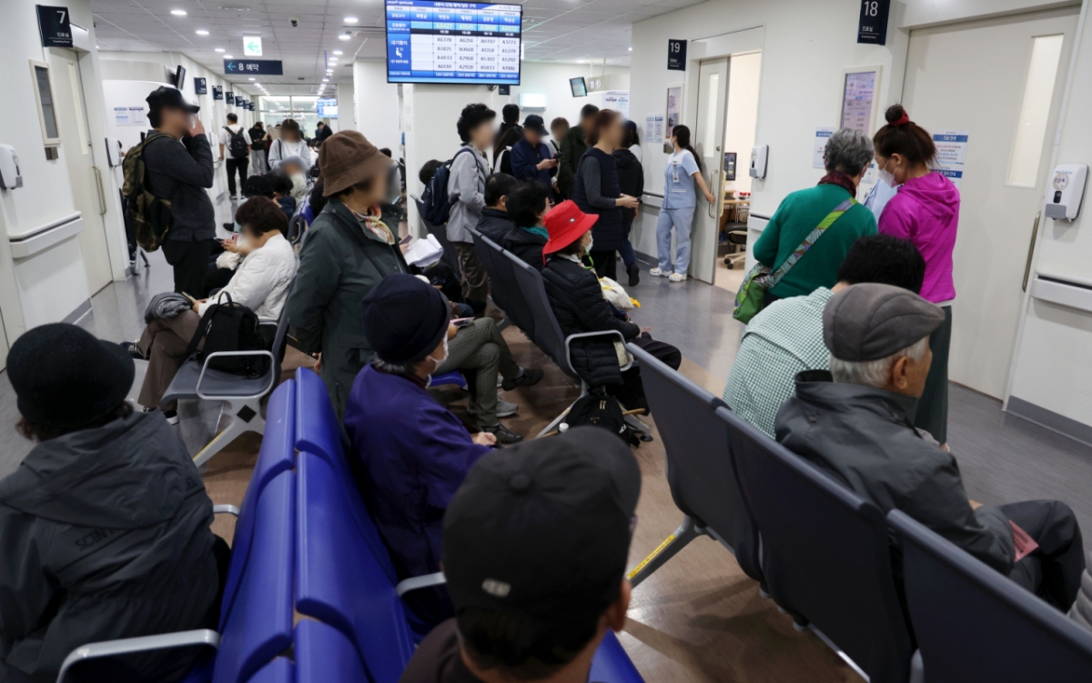 의정갈등으로 촉발된 의료공백 사태에서 발령한 보건의료 위기경보 심각 단계가 해제된 지난 20일 서울 시내 한 대학병원에서 환자들이 진료를 기다리고 있다. /사진= 뉴시스