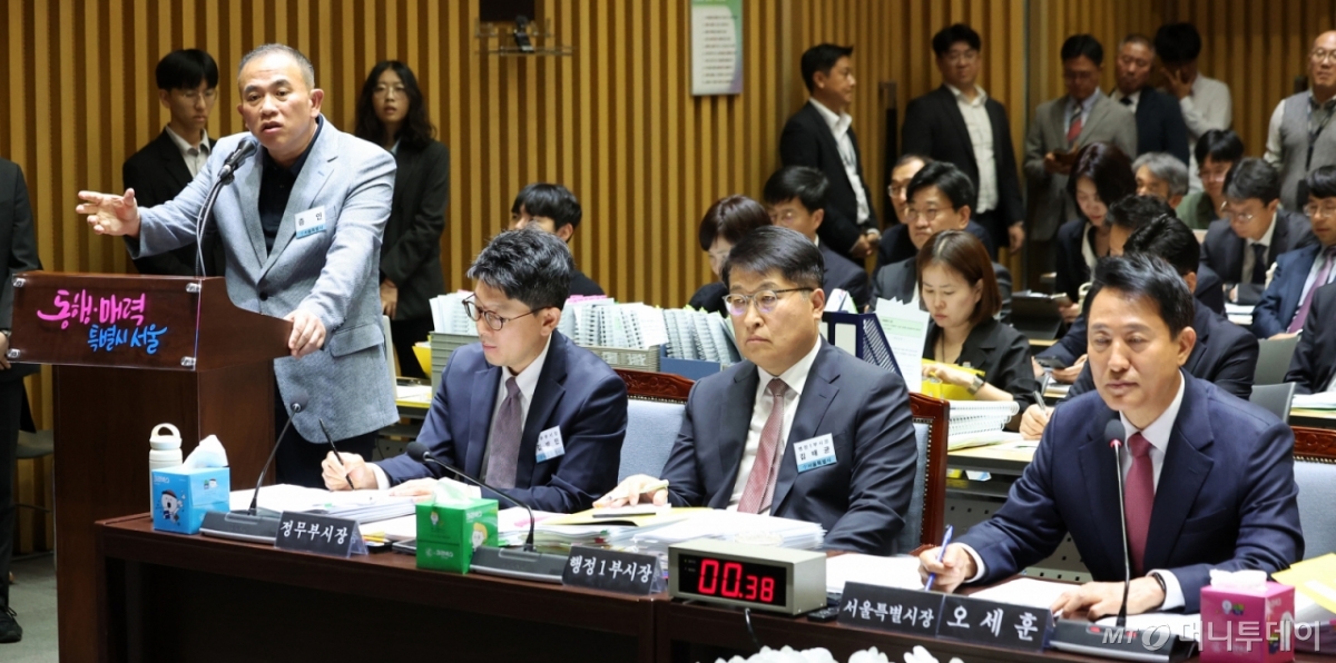 [서울=뉴시스] 김선웅 기자 = '정치브로커'로 알려진 명태균 씨가 23일 서울시청에서 열린 국회 행정안전위원회의 서울특별시에 대한 국정감사에 증인으로 출석해 의원 질의에 답변하는 옆으로 오세훈 서울시장이 자리에 앉아있다. 2025.10.23. mangusta@newsis.com /사진=김선웅