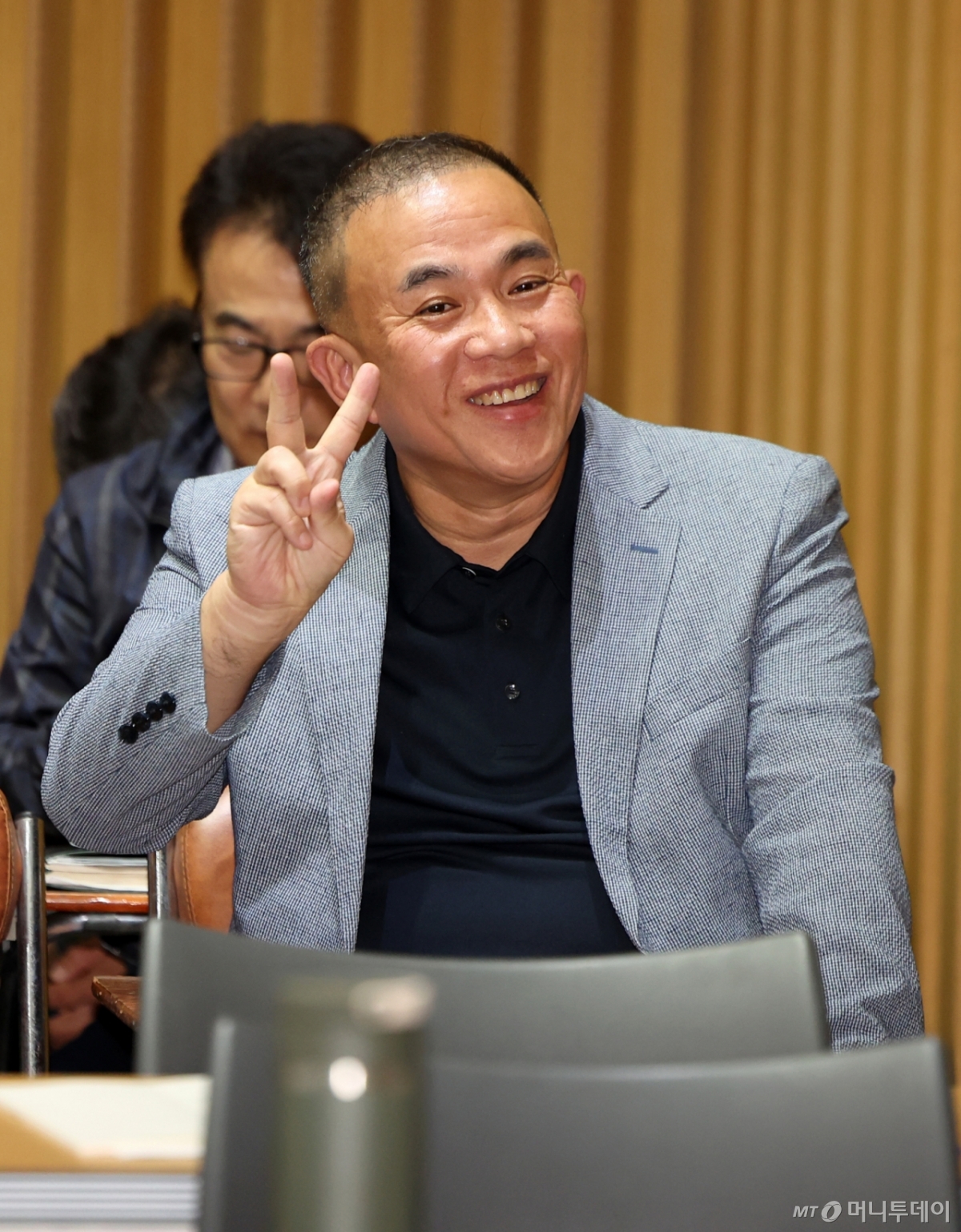 [서울=뉴시스] 김선웅 기자 = '정치브로커'로 알려진 명태균 씨가 23일 서울시청에서 열린 국회 행정안전위원회의 서울특별시에 대한 국정감사에 증인으로 출석해 자리에 앉아 여유로운 표정으로 취재진을 바라보고 있다. 2025.10.23. mangusta@newsis.com /사진=김선웅