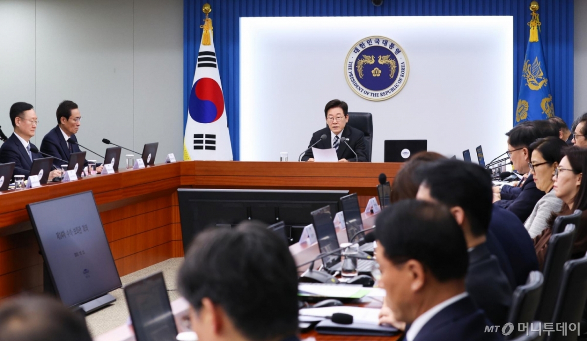 [서울=뉴시스] 최동준 기자 = 이재명 대통령이 23일 서울 용산 대통령실 청사에서 열린 수석보좌관회의에서 발언하고 있다. (대통령실통신사진기자단) 2025.10.23. photocdj@newsis.com /사진=