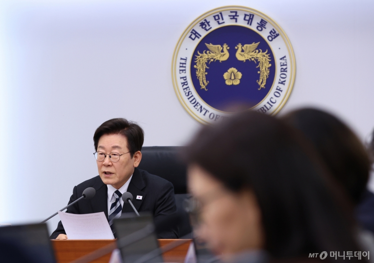 [서울=뉴시스] 최동준 기자 = 이재명 대통령이 23일 서울 용산 대통령실 청사에서 열린 수석보좌관회의에서 발언하고 있다. (대통령실통신사진기자단) 2025.10.23. photocdj@newsis.com /사진=