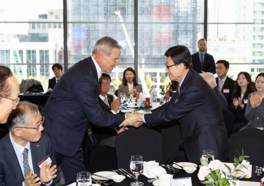 한국무역협회(KITA)가 23일(목) 서울시 강남구 삼성동 그랜드인터컨티넨탈 호텔에서 개최한 '美 테네시 주지사 초청 무역업계 간담회'에서 한국무역협회 윤진식 회장(오른쪽)과 빌 리 테네시 주지사가 인사를 나누고 있다./사진=무역협회