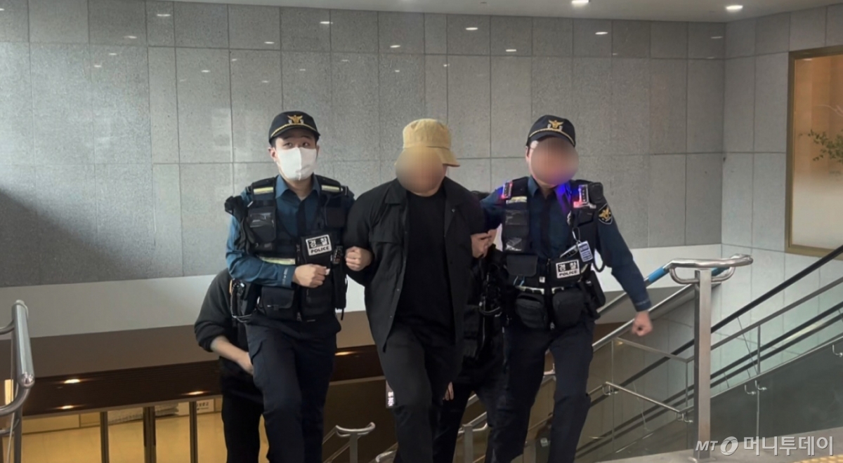  23일 오후 서울 동대문구 청량리역에서 진행된 '2025 동대문구 안전한국훈련'에서 도주하던 방화 용의자가 체포되는 모습. /사진=김지현 기자.